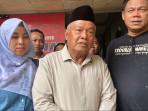 Yai-Mim-didampingi-oleh-istri-Rosida-Vignesvari-saat-memberikan-keterangan.jpg