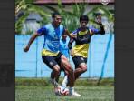 Yan-Motta-dan-Betinho-saat-berebut-bola.jpg