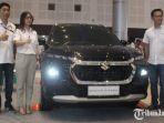 Yuanita-Christanti-saat-foto-bersama-Grand-Vitara-di-IIMS-Surabaya-2023.jpg