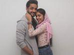 adnan-khan-dan-eisha-singh-sama-sama-suka-membaca-buku.jpg