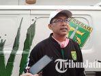 aji-santoso-mulai-berikan-menu-taktikal-pada-penggawa-persebaya.jpg
