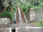 akses-tangga-menuju-makam-RW-9-yang-terletak-di-Jalan-Sukun-Gempol-Kelurahan-Tanjungrejo-malang.jpg