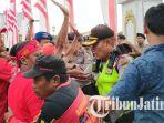 aksi-dorong-terjadi-dalam-perayaan-may-day-di-depan-gedung-grahadi-rabu-152019.jpg