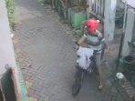 aksi-dua-maling-mencuri-motor-Honda-Supra-X-125-bernopol-P-5531-EI-milik-kuli-bangunan-di-surabaya.jpg