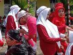 aksi-ibu-ibu-lomba-makan-pisang-tuai-kecaman-netizen.jpg