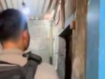 aksi-meresahkan-pria-yang-diam-diam-merekam-perempuan-mandi-di-toilet-kos.jpg