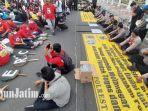 aksi-penolakan-uu-cipta-kerja-di-surabaya.jpg