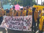 aktivis-mahasiswa-demo-tolak-rkuhp-kantor-dprd-sumenep-pada-jumat-872022.jpg