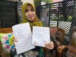 aktivis-perempuan-sekaligus-advokat-lia-istifhama-menunjukkan-surat-bukti-laporan-dari.jpg