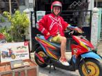 alah-satu-konsumen-asal-Surabaya-yang-beruntung-mendapatkan-Honda-BeAT-One-Piece-x-Tahilalats.jpg