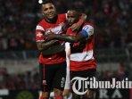 alberto-goncalves-dan-greg-nwokolo-pada-laga-madura-united-vs-persib-bandung.jpg