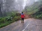 anah-longsor-menutup-total-akses-jalan-alternatif-Trenggalek-Tulungagung.jpg
