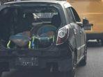 anak-balita-diletakkan-di-bagasi-mobil-tanpa-pintu.jpg