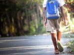 anak-jalan-kaki-dua-jam-sambil-gendong-ayah.jpg