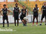 andik-vermansyah-beserta-tim-madura-united.jpg
