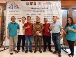 anggota-amsi-jatim-tribunjatimcom-dan-suryacoid-bersama-ketum-amsi-wenseslaus-manggut.jpg