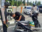 anggota-polres-situbondo-saat-melakukan-pemeriksaan-terhadap-kendaraan.jpg