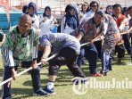 anggota-polrestabes-surabaya-mengikuti-lomba-tarik-tambang-memakai-daster_20180818_112537.jpg