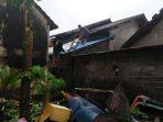 angin-puting-beliung-merusak-banyak-rumah-di-desa-sumberagung-banyuwangi.jpg