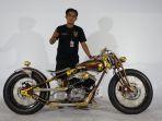 anton-yulianto-saat-bersama-honda-cb-100-miliknya-yang-telah-dimodif-aliran-chopper.jpg