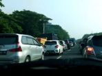 antrean-kendaraan-di-jalur-tol-km-19-menuju-pintu-tol-waru_20171023_100324.jpg
