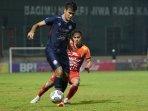arema-fc-vs-bali-united-M-Rafli-saat-berduel-dengan-pemain-Bali-United-dalam-laga-lanjutan-Liga-1.jpg