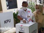 armuji-dan-iswahyurini-di-bilik-suara-tps-21-wonokromo-surabaya.jpg