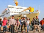 arus-mudik-yang-terjadi-di-pelabuhan-tanjung-perak-surabaya_20180617_222859.jpg