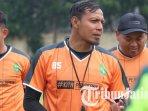 asisten-pelatih-persebaya-surabaya-bejo-sugiantoro-saat-pimpin-latihan-tim.jpg