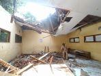 atap-gedung-sdn-2-dayakan-kecamatan-badegan-kabupaten-ponorogo-roboh.jpg