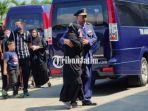 ayahanda-lettu-pnb-allan-syafitra-indera-wahyudi-tak-kuasa-menahan-tangis.jpg