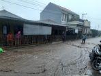 banjir-disertai-luapan-lumpur-menggenangi-rumah-warga-dampak-dari.jpg