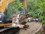 batu-besar-menutup-jalan-nasional-di-Pacitan-Solo.jpg