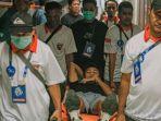 bek-persebaya-surabaya-koko-ari-araya-ditandu-keluar-lapangan-usai-alami-cedera.jpg