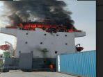 berita-gresik-km-tanto-ceria-terbakar-di-depan-dermaga-maspion-selasa-26112019.jpg