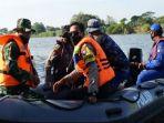 berita-gresik-petugas-mencari-pria-yang-melompar-dari-jembatan-sembayat-gresik.jpg