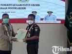 berita-gresik-sertifikat-bupati-gresik-fandi-akhmad-yani-gus-yani-menyerahkan-sertifikat.jpg