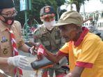 berita-jember-pramuka-jember-bagikan-masker-secara-gratis-ke-warga.jpg