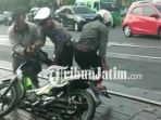 berita-lamongan-pengendara-terjatuh-dibantu-anggota-satlantas-polres-lamongan_20180620_131952.jpg