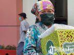 berita-pasuruan-bahagia-sukarsih-usai-menerima-bantuan-dari-pn-bangil-pasuruan.jpg