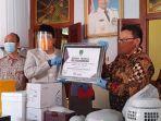 berita-pasuruan-bupati-pasuruan-gus-irsyad-saat-menerima-bantuan-dari-pt-hm-sampoerna.jpg