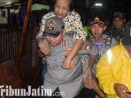 berita-pasuruan-kapolres-pasuruan-kota-akbp-dony-alexander-gendong-nenek-yang-stroke.jpg