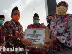 berita-pasuruan-wabup-pasuruan-kh-abdul-mujib-imron-bagikan-sembako.jpg