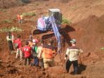 berita-ponorogo-longsor-eskavator_20170403_133633.jpg