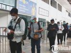berita-surabaya-petugas-di-bandara-juanda-saat-tengah-mengecek-tiket-milik-penumpang-pesawat.jpg