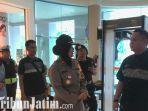 berita-surabaya-polisi-melakukan-pantauan-keamanan-di-mall-surabaya.jpg