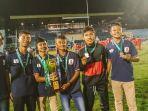 berita-surabaya-skuat-psbk-saat-berhasil-angkat-trofi-piala-soeratin-2019.jpg