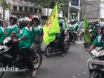 berita-surabaya-unjuk-rasa-bikin-jalan-basuki-rahmat-macet_20171120_135737.jpg