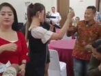 biduan-dangdut-memakai-baju-warna-merah-diduga-caleg.jpg