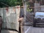 blokade-jalan-Sinar-Mas-VII-RT-12-RW-1-Satpol-PP-Kota-Semarang-somasi-Ari-nyamar-OB.jpg